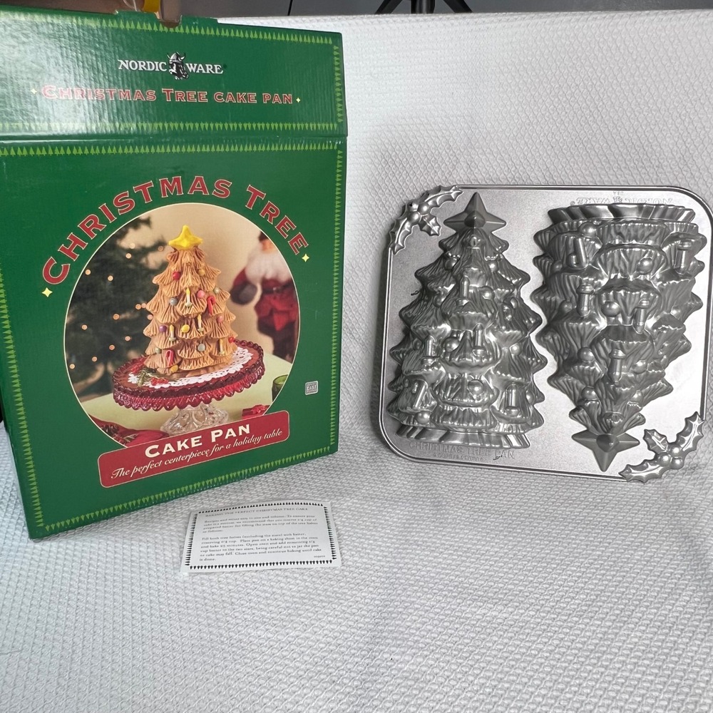 Nordic Ware Christmas Tree Cake Pan 3D Stand Up Cast Aluminum 9 Cup Holiday USA